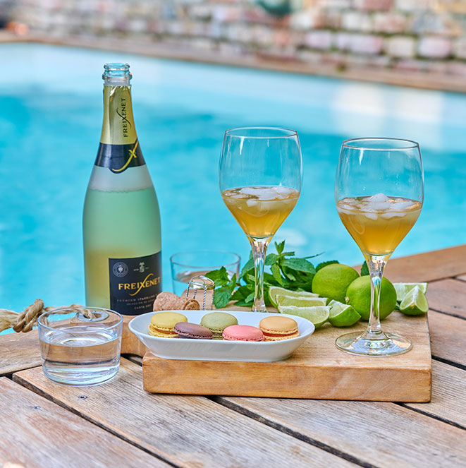 Sekt und Macarons als Pool-Stilleben — Hofgarten Ullrich Gärten