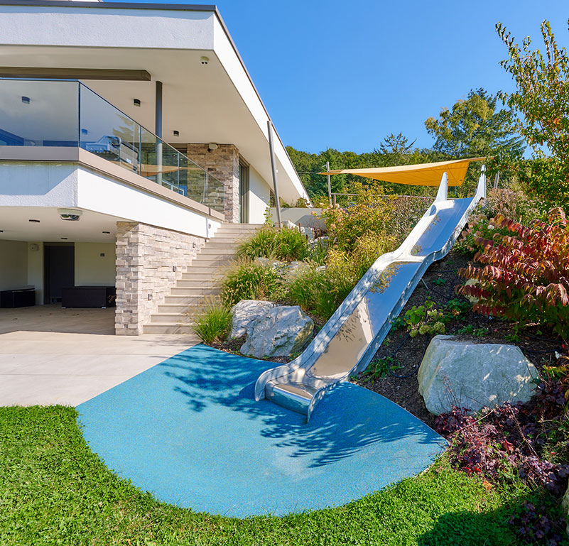 Garten-Rutsche an modernem Haus mit Treppe und Naturstein-Felsen — Wohnprojekt Ullrich Gärten