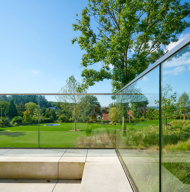 Sitzbank aus Beton mit Glas-Geländer und Panoramablick — Wohnprojekt Ullrich Gärten