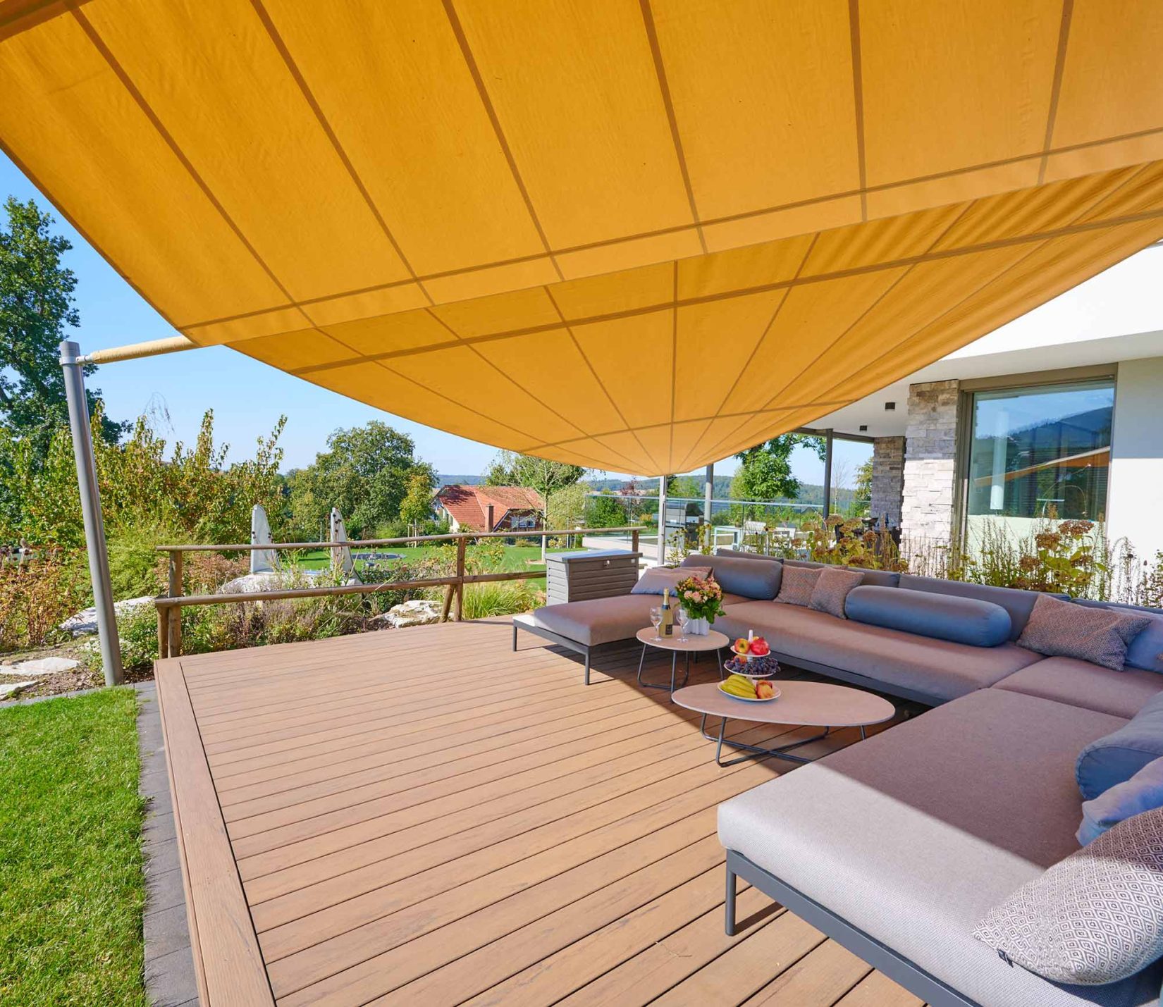 Sonnensegel und Lounge auf Holz-Terrasse mit Weitblick — Hofgarten Ullrich Gärten