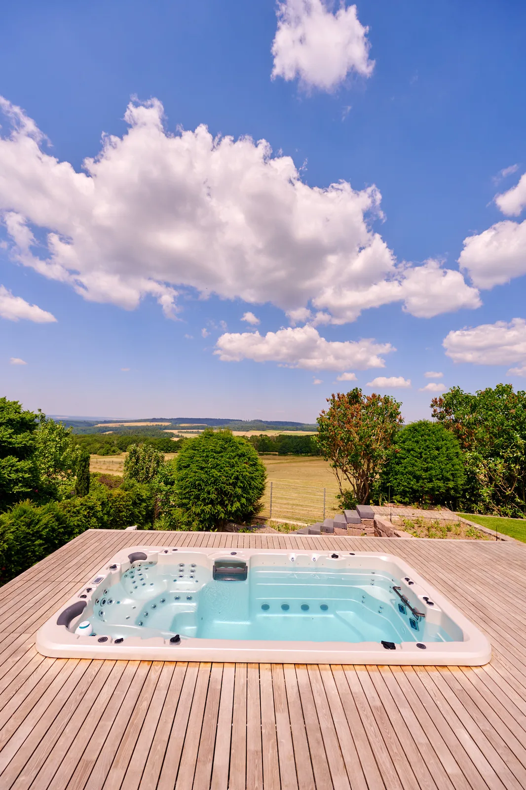 Terrassengarten: Panoramablick über die Felder