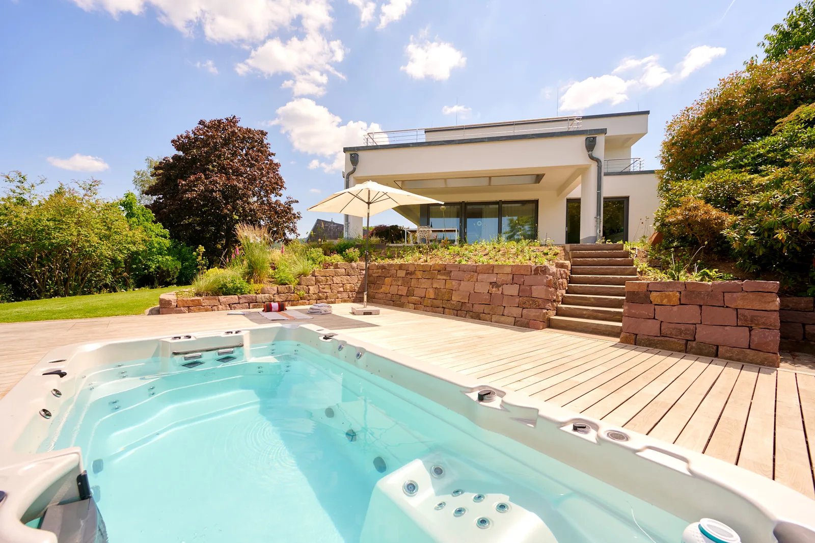 Terrassengarten: Swim-Spa auf Holzdeck mit Blutbuche