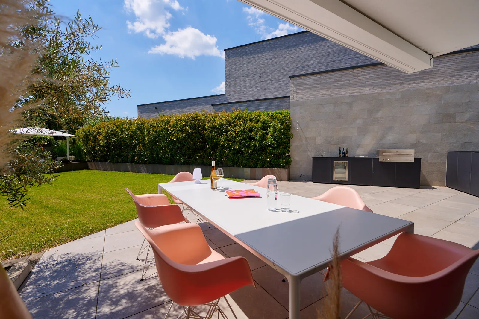 Moderner Hausgarten im Wohngebiet – Ullrich Gärten