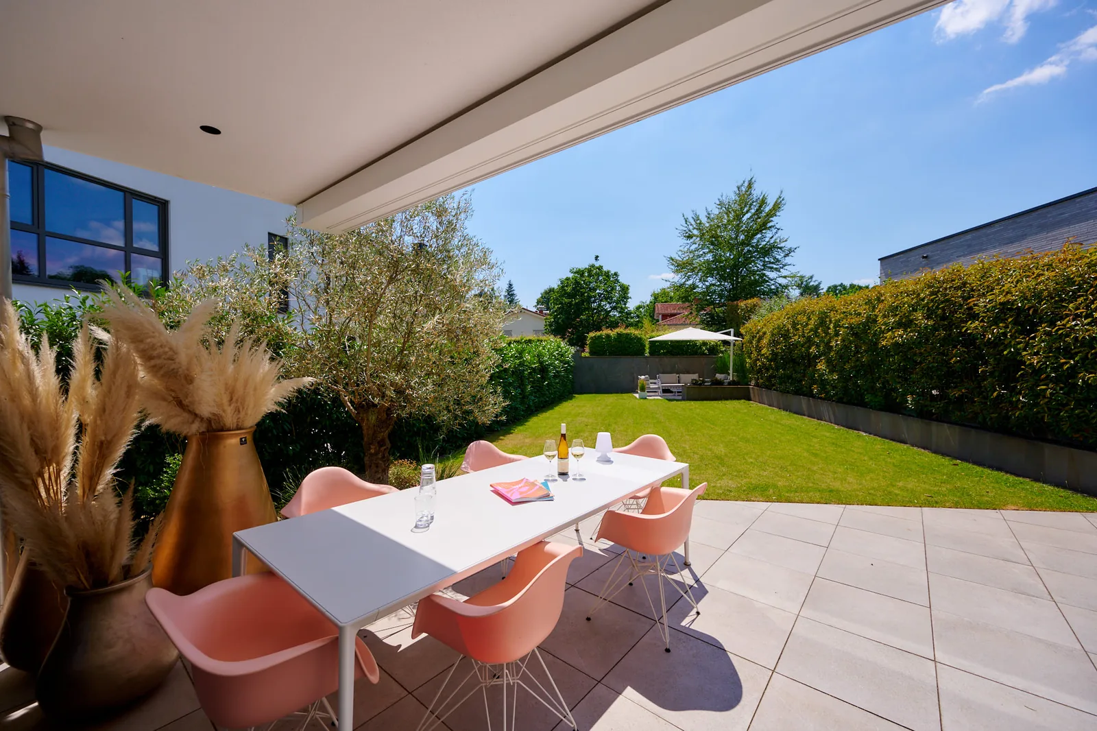 Moderner Hausgarten im Wohngebiet – Ullrich Gärten