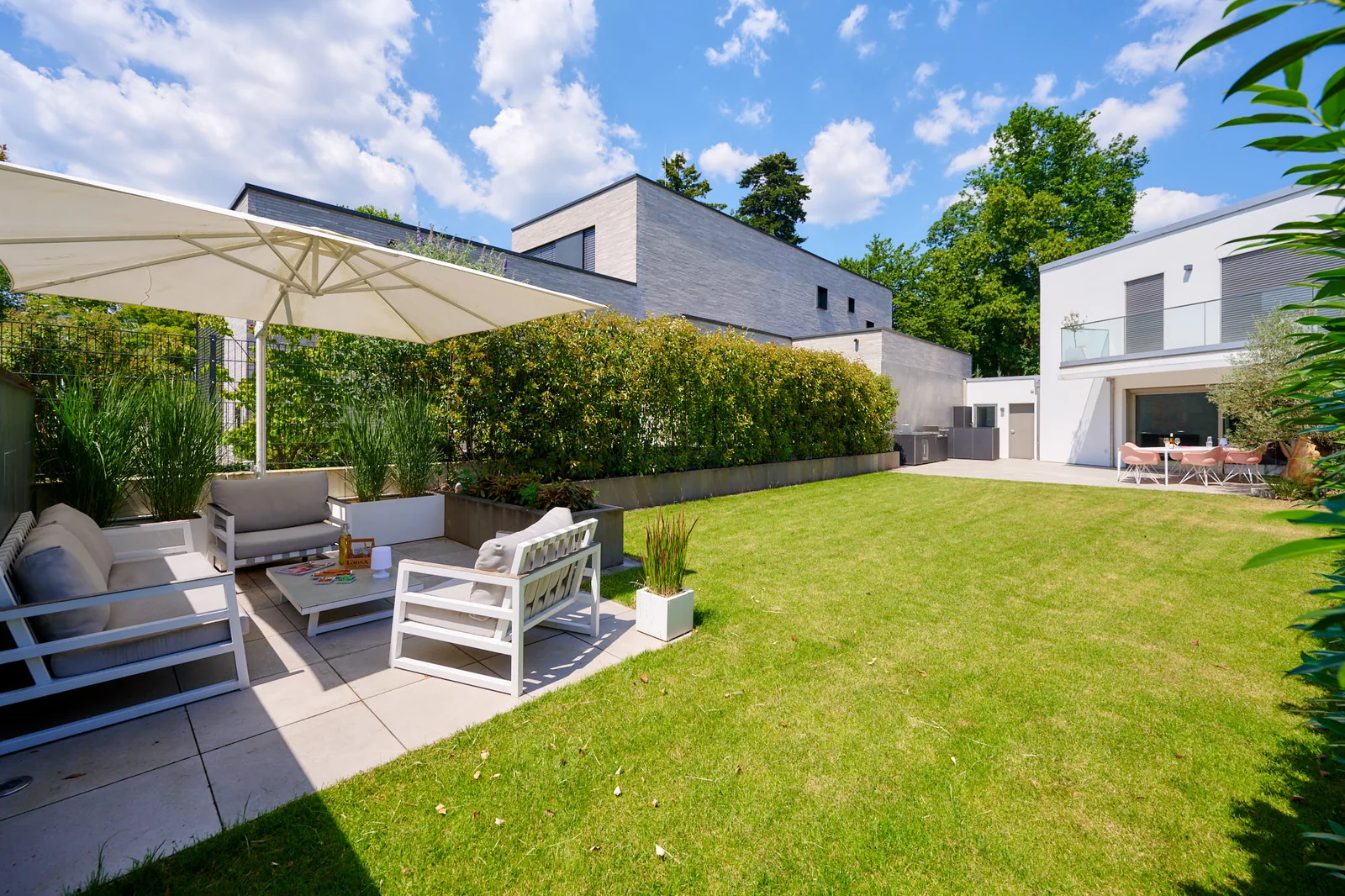 Großzügiger Familiengarten in modernem Wohngebiet