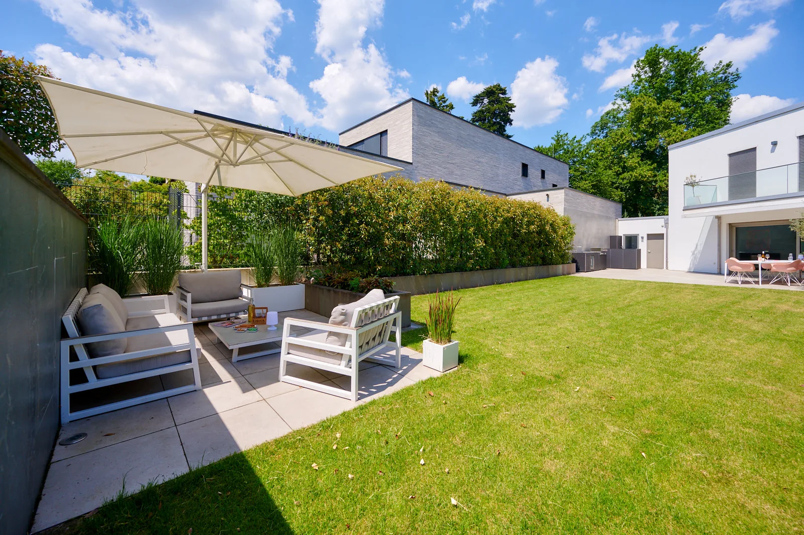 Moderner Hausgarten im Wohngebiet – Ullrich Gärten