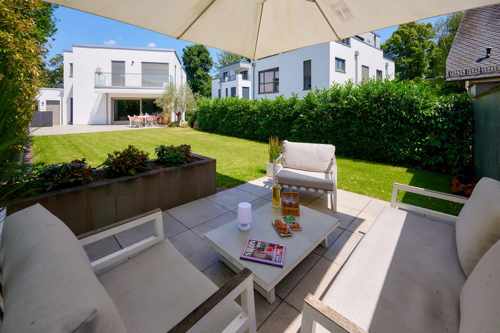 Moderner Hausgarten im Wohngebiet – Ullrich Gärten