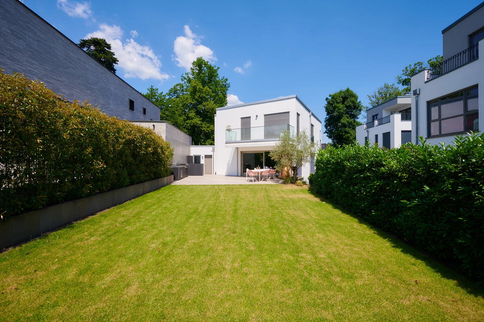 Moderner Hausgarten im Wohngebiet – Ullrich Gärten