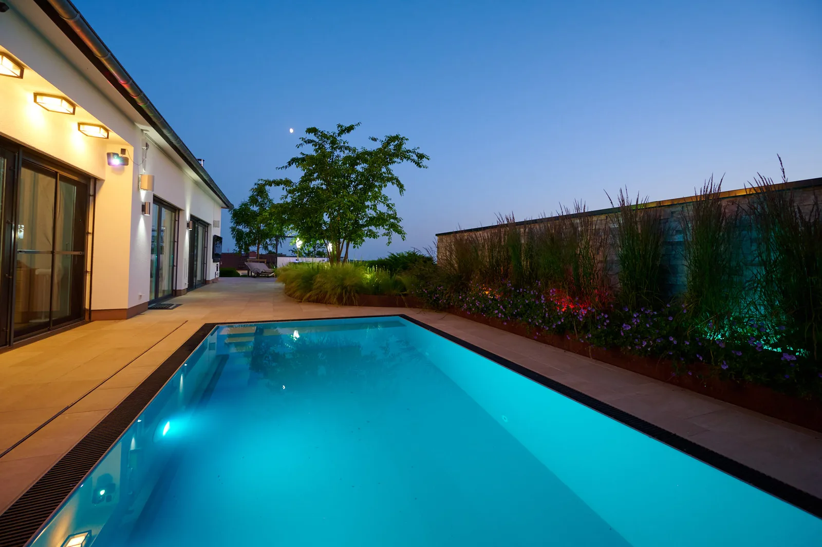Wellnessgarten: beleuchteter Pool am Abend