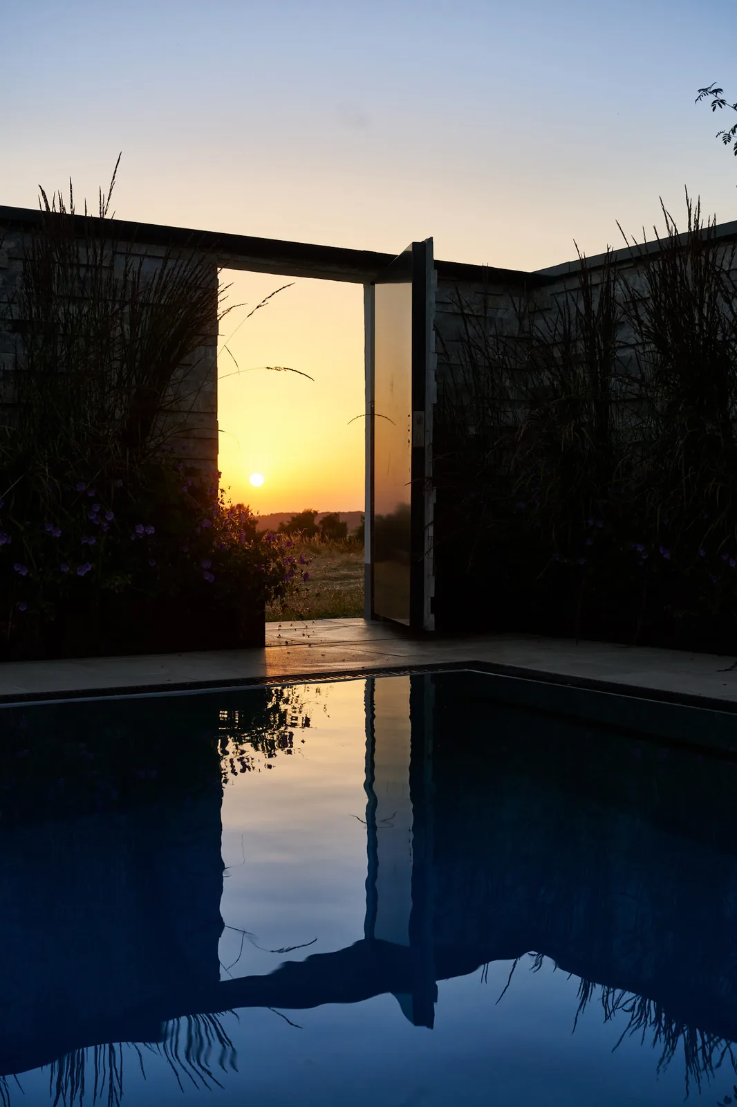 Wellnessgarten: Pool in Abendstimmung bei Sonnenuntergang