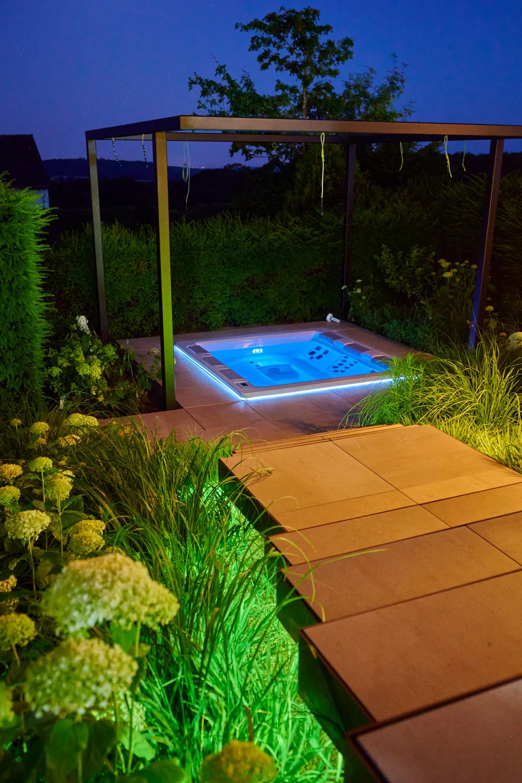 Wellnessgarten: Swim-Spa mit Abendbeleuchtung