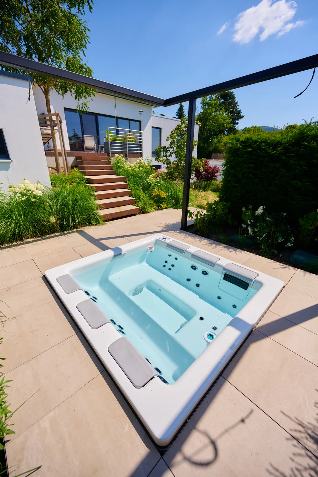 Wellnessgarten: Jacuzzi auf der Terrasse
