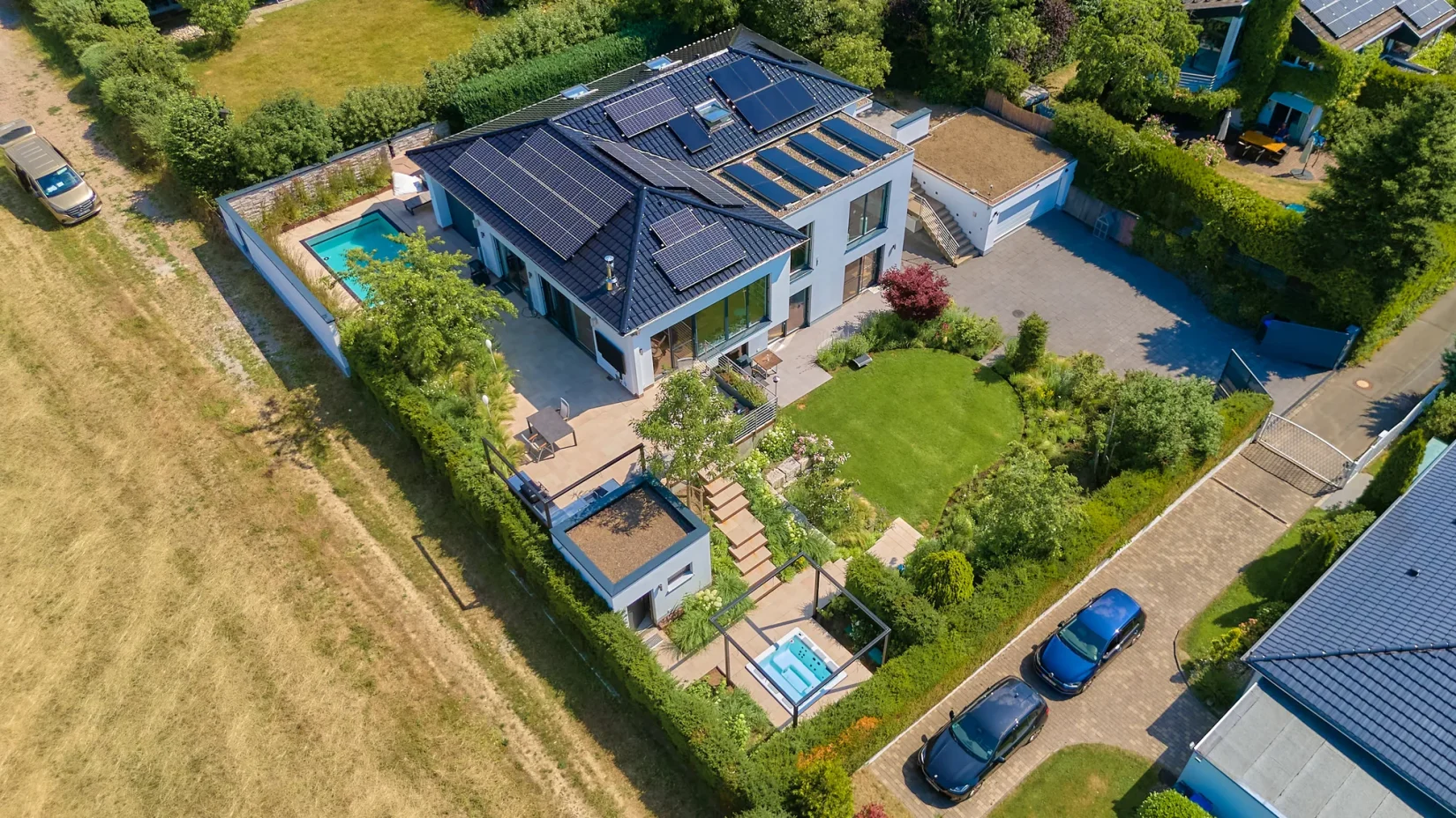 Wellnessgarten: Luftaufnahme mit Pool