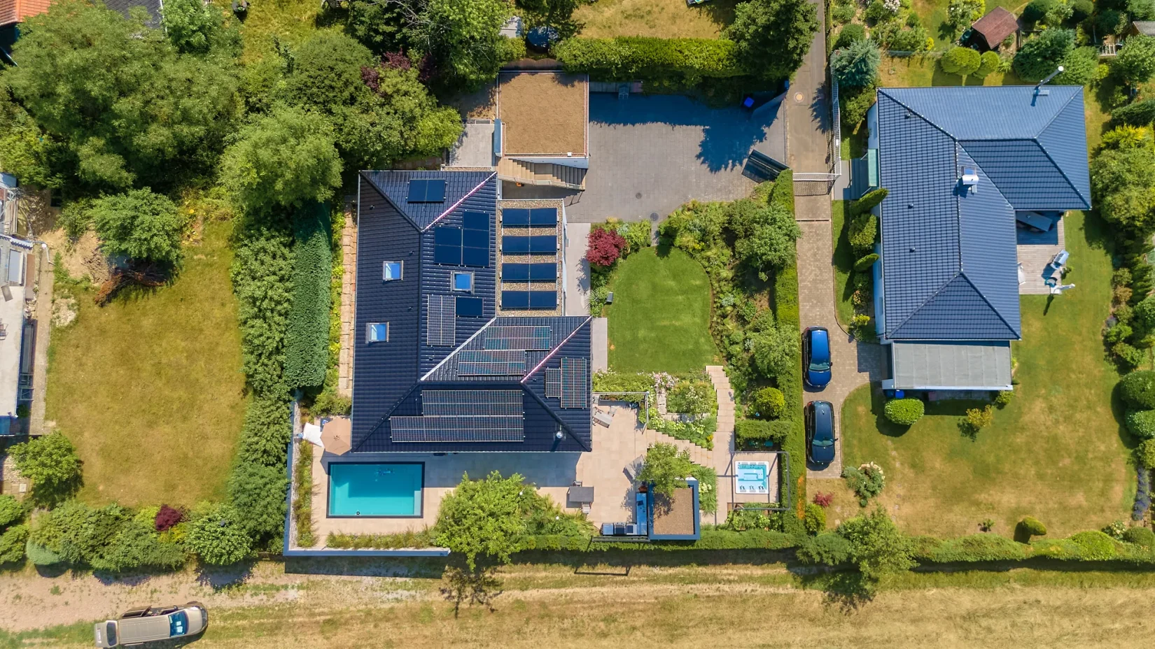 Wellnessgarten: Luftaufnahme von oben mit Pool und Jacuzzi