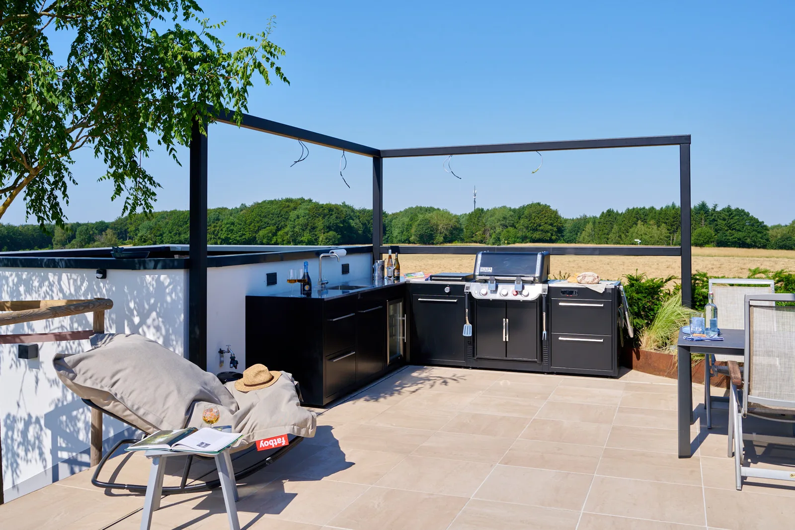 Wellnessgarten: Outdoor-Küche mit Lounge und Pergola