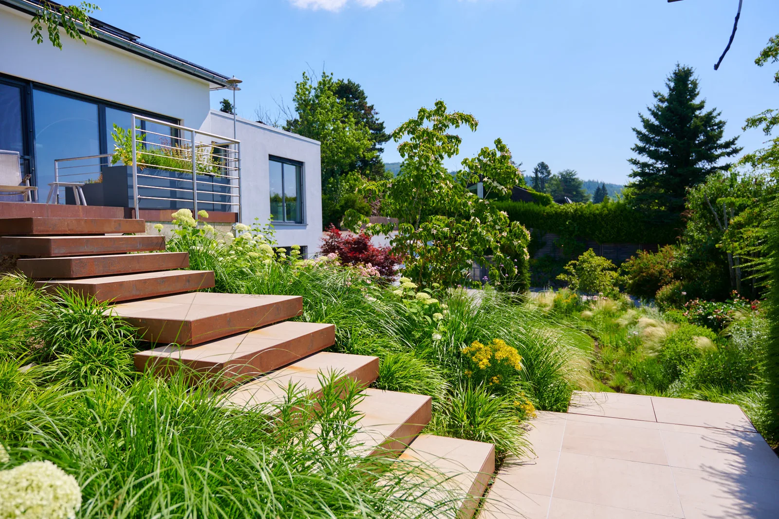 Wellnessgarten: moderne Villa mit Gartenterrassen