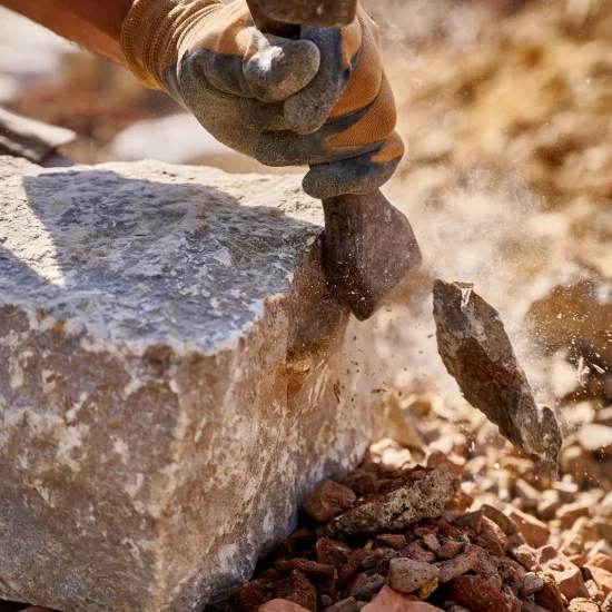 Ausführung: Natursteinblock wird mit dem Greifer versetzt