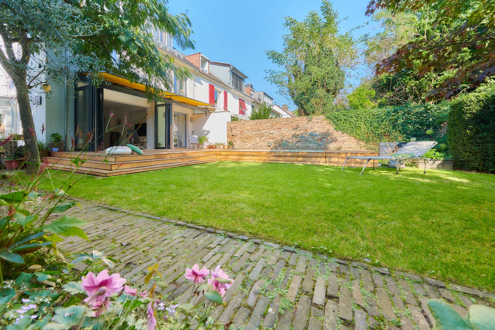 Hofgarten Frankfurt: Rasenfläche mit Pflasterweg