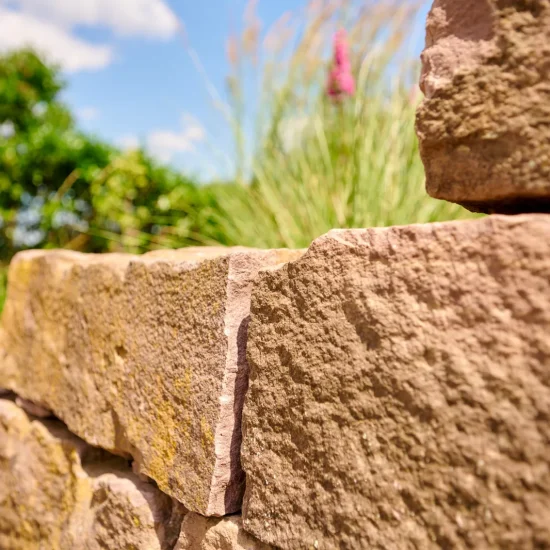 Nachhaltigkeit: Natursteinmauer mit Gräsern