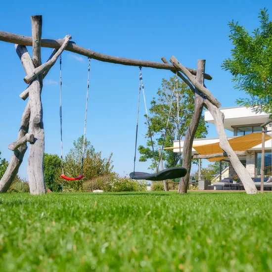 Outdoor Living: Spielbereich mit Schaukel im Garten