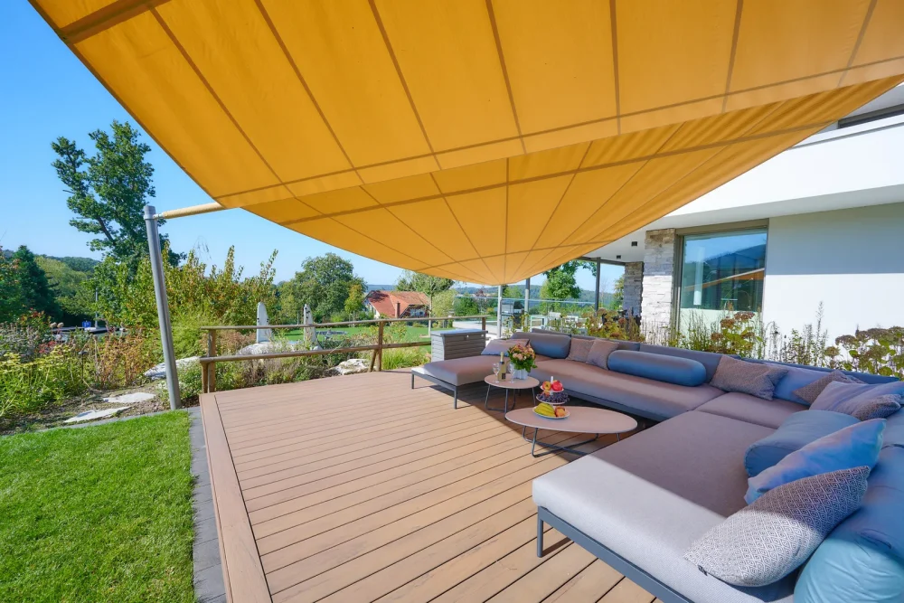 Outdoor Living: Lounge unter dem Sonnensegel