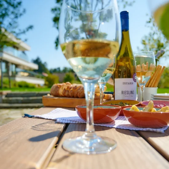 Outdoor Living: gedeckter Tisch im Freien