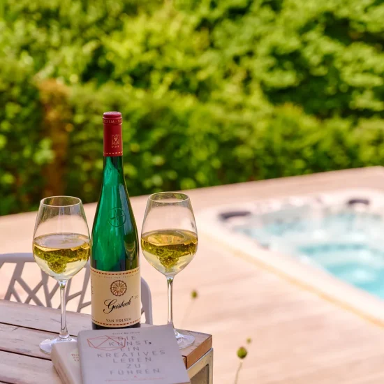 Outdoor Living: Aperitif am Pool