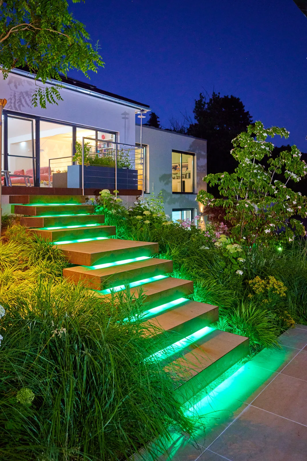 Outdoor Living: beleuchtete Treppenanlage am Abend
