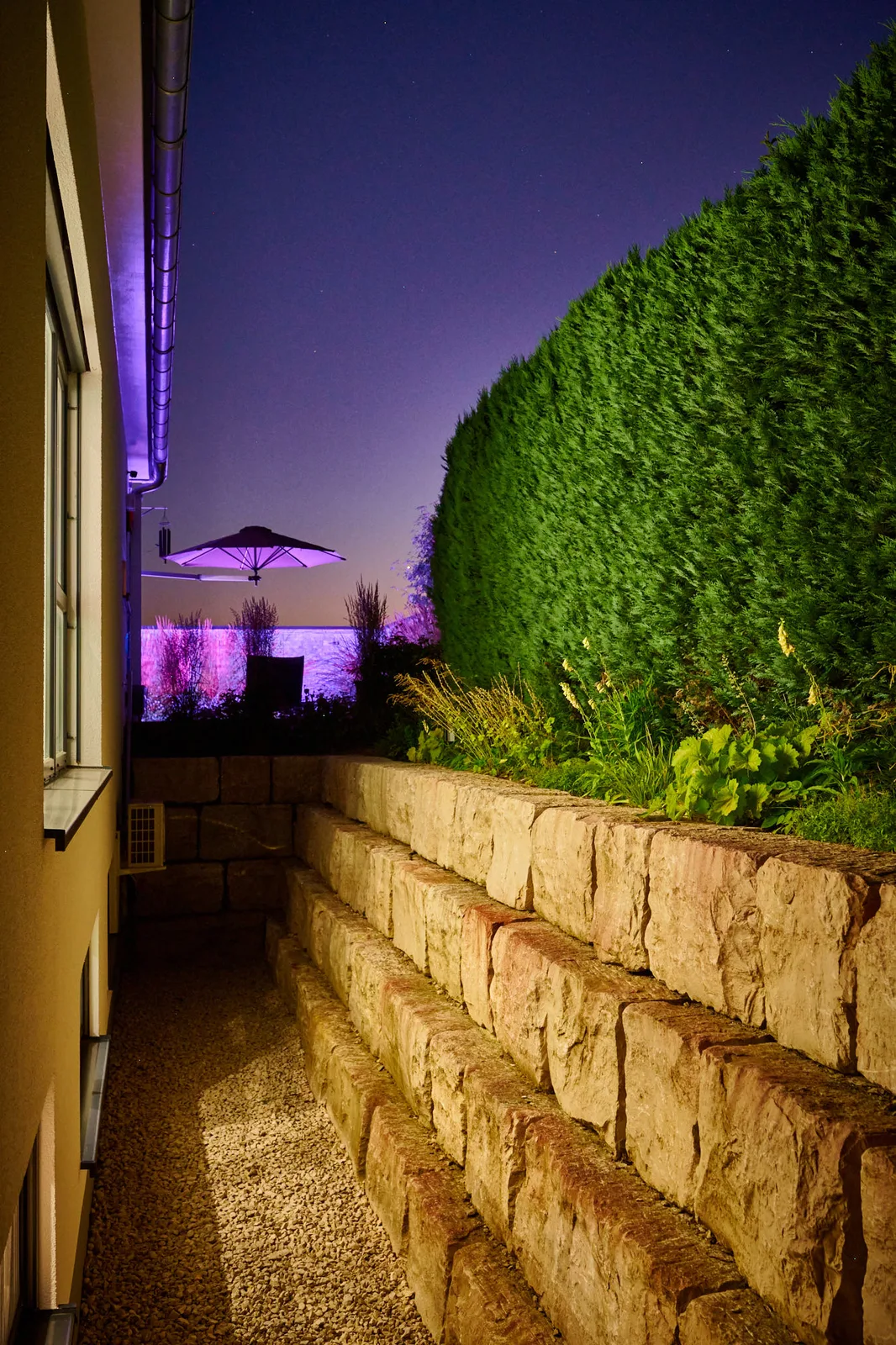 Outdoor Living: stimmungsvoll beleuchteter Garten