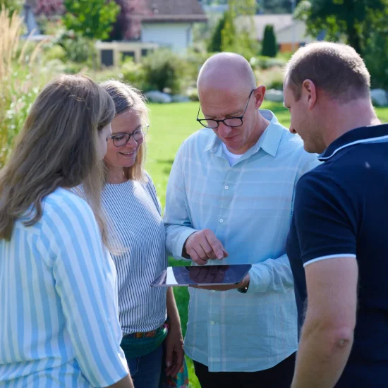 Gartenplanung: Beratungsgespräch im Garten