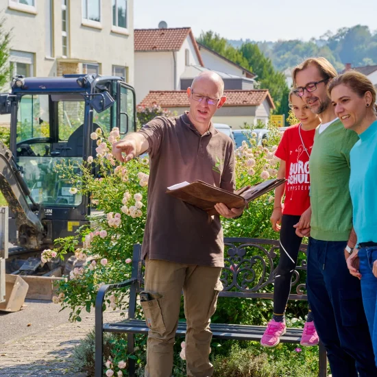 Gartenplanung: Beratung vor Ort mit den Kunden