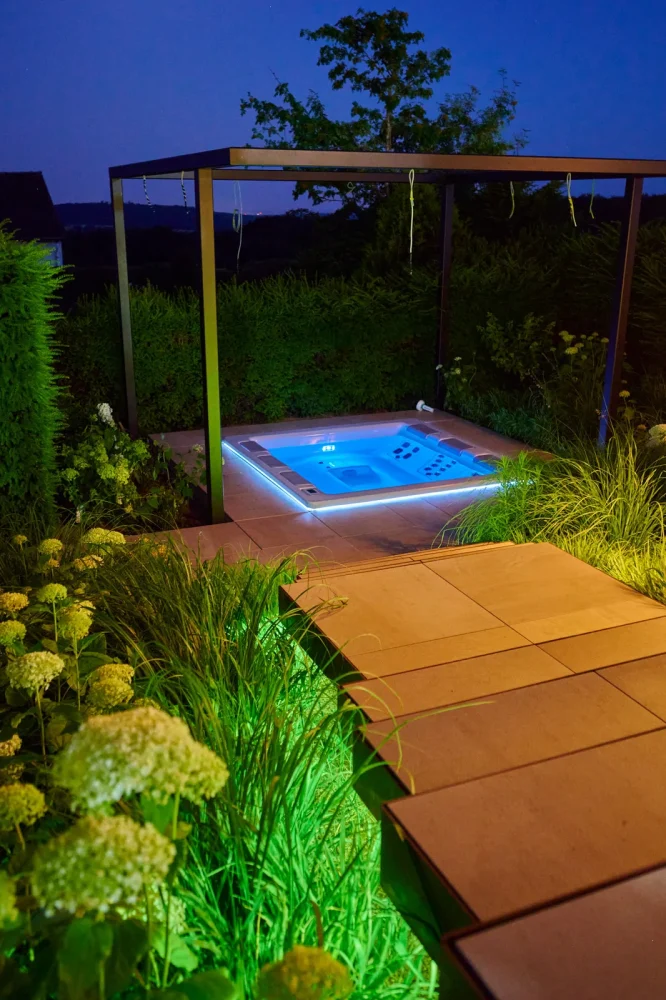 Pool: beleuchteter Whirlpool am Abend