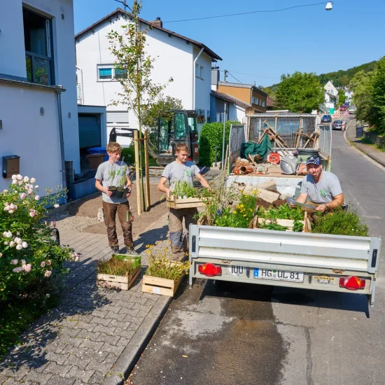Ullrich Gärten: Team beim Ausladen der Pflanzen