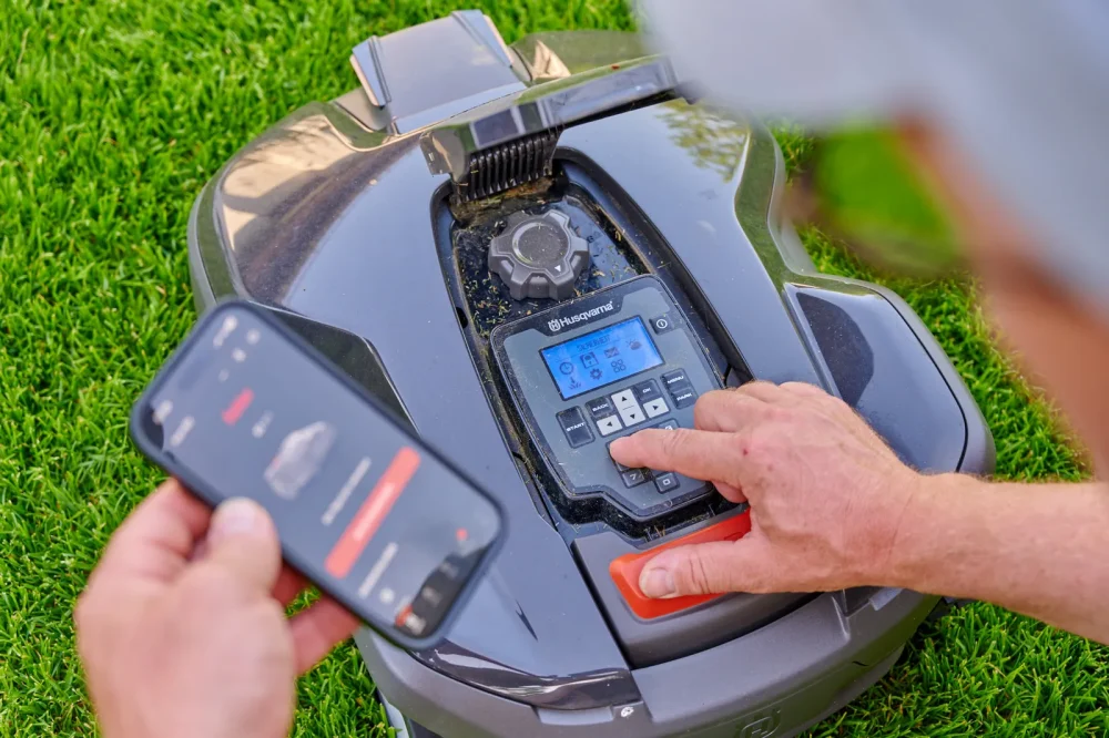 Gartentechnik: Mähroboter wird per App eingerichtet