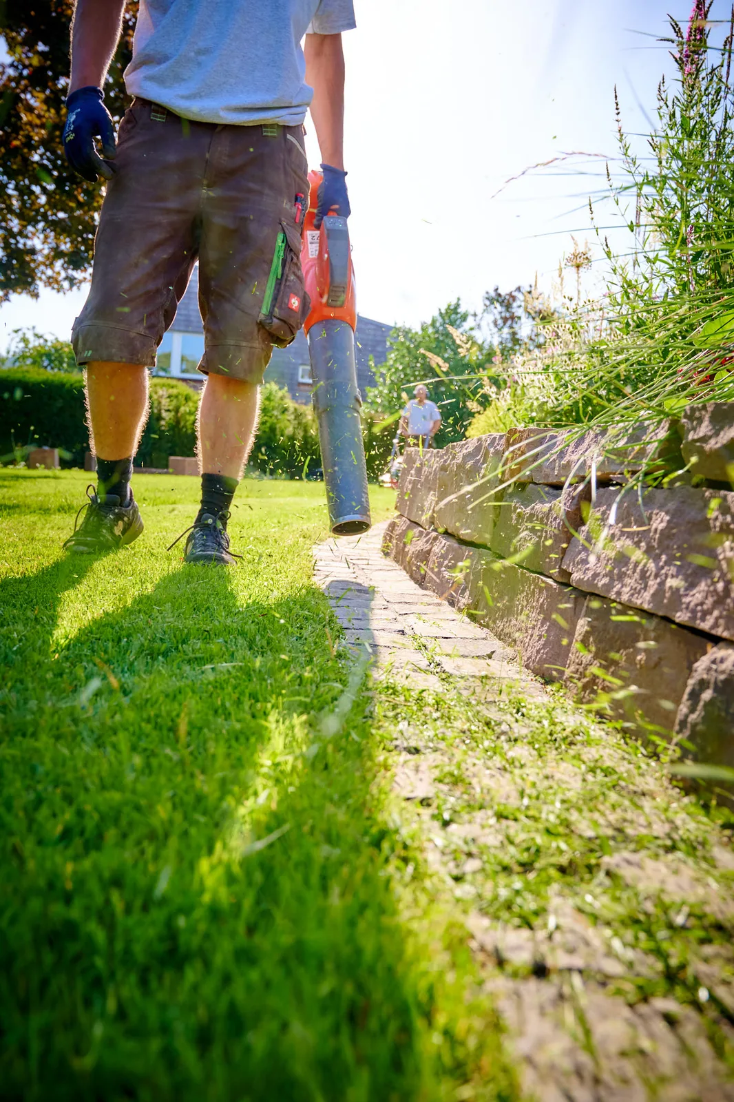 Gartenpflege: sauberer Rasenkantenschnitt