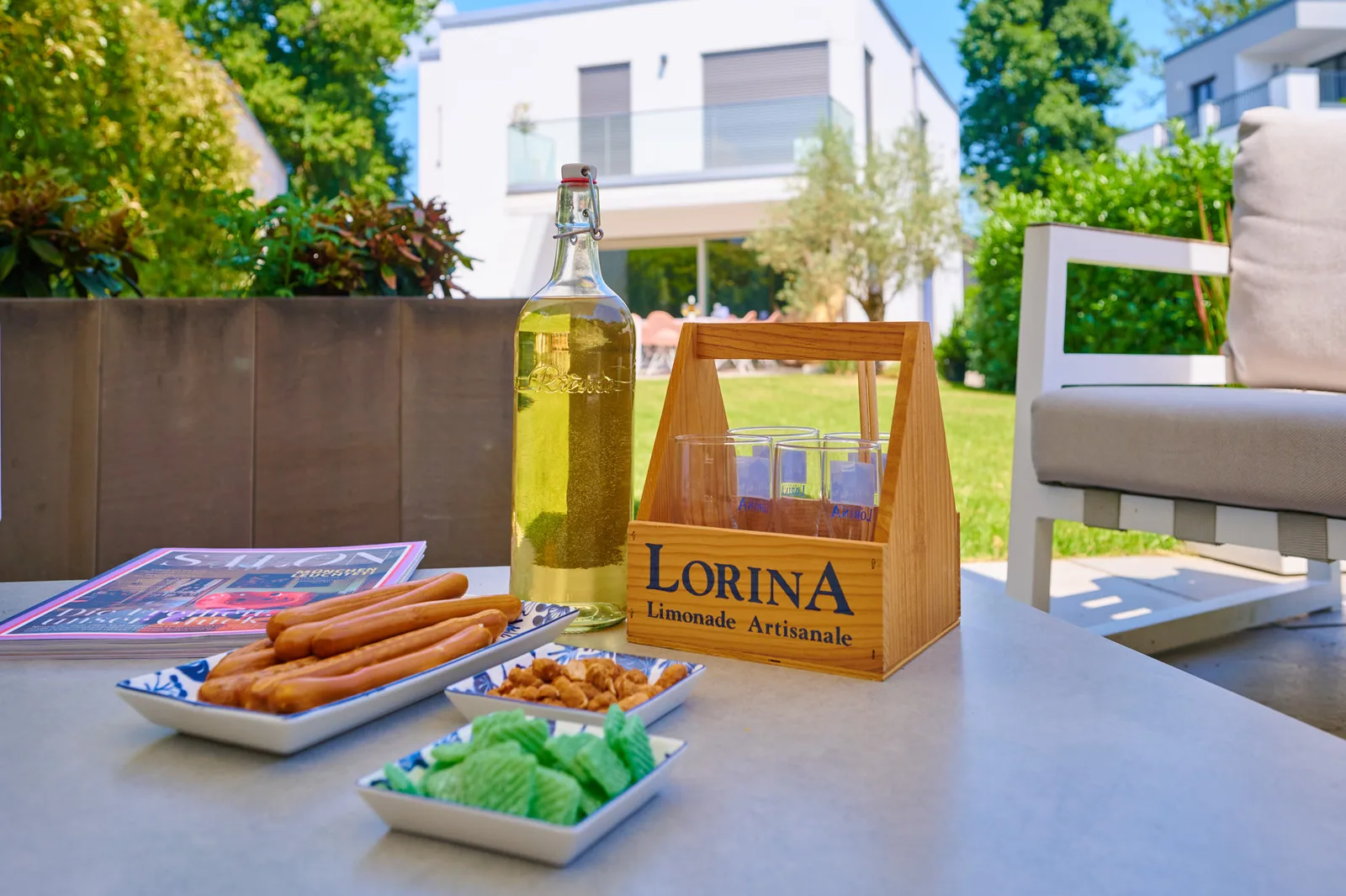 Im Garten leben: gedeckter Tisch auf der Terrasse